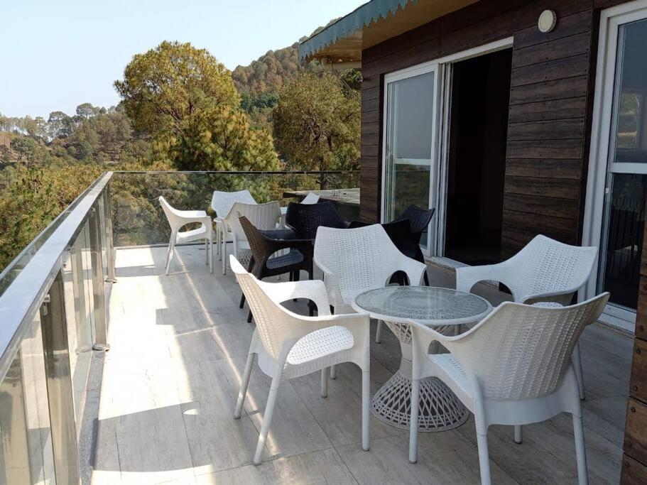 Pine Peak Villa Касаули Екстериор снимка